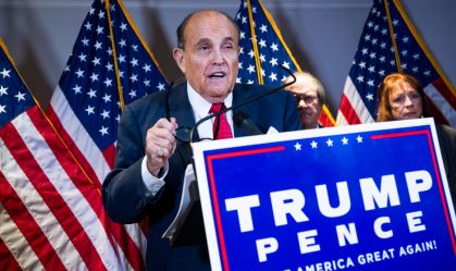 Ex-advogados de Trump se entregam à polícia pelo caso da subversão eleitoral na Geórgia