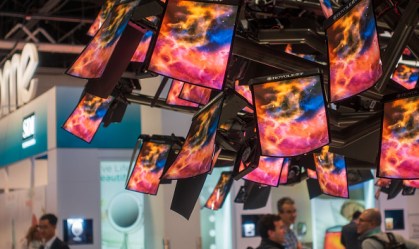 Uma 'árvore' de monitores OLED é vista na CES (Consumer Electronics Show), em 8 