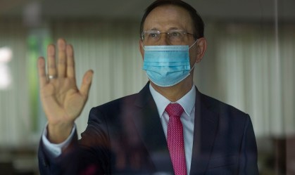 Wizard defende cloroquina, mas quer comprar 100 mil vacinas para funcionários