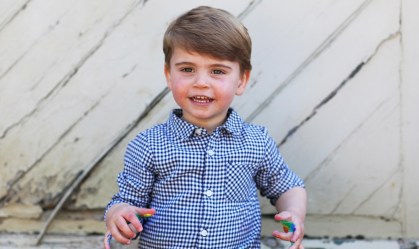 Realeza britânica publica fotos do príncipe Louis para celebrar 2º aniversário