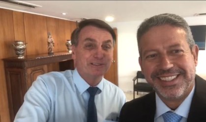 Em aproximação com partidos de centro, Bolsonaro grava com líder do PP