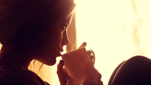 Mulher bebe café