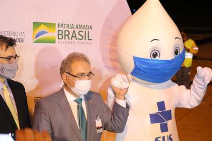 Ministro e Zé Gotinha
