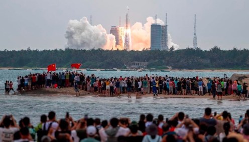 : Espectadores observam o foguete Longa Marcha-5B decolando na terça-feria (27) 