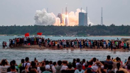: Espectadores observam o foguete Longa Marcha-5B decolando na terça-feria (27)