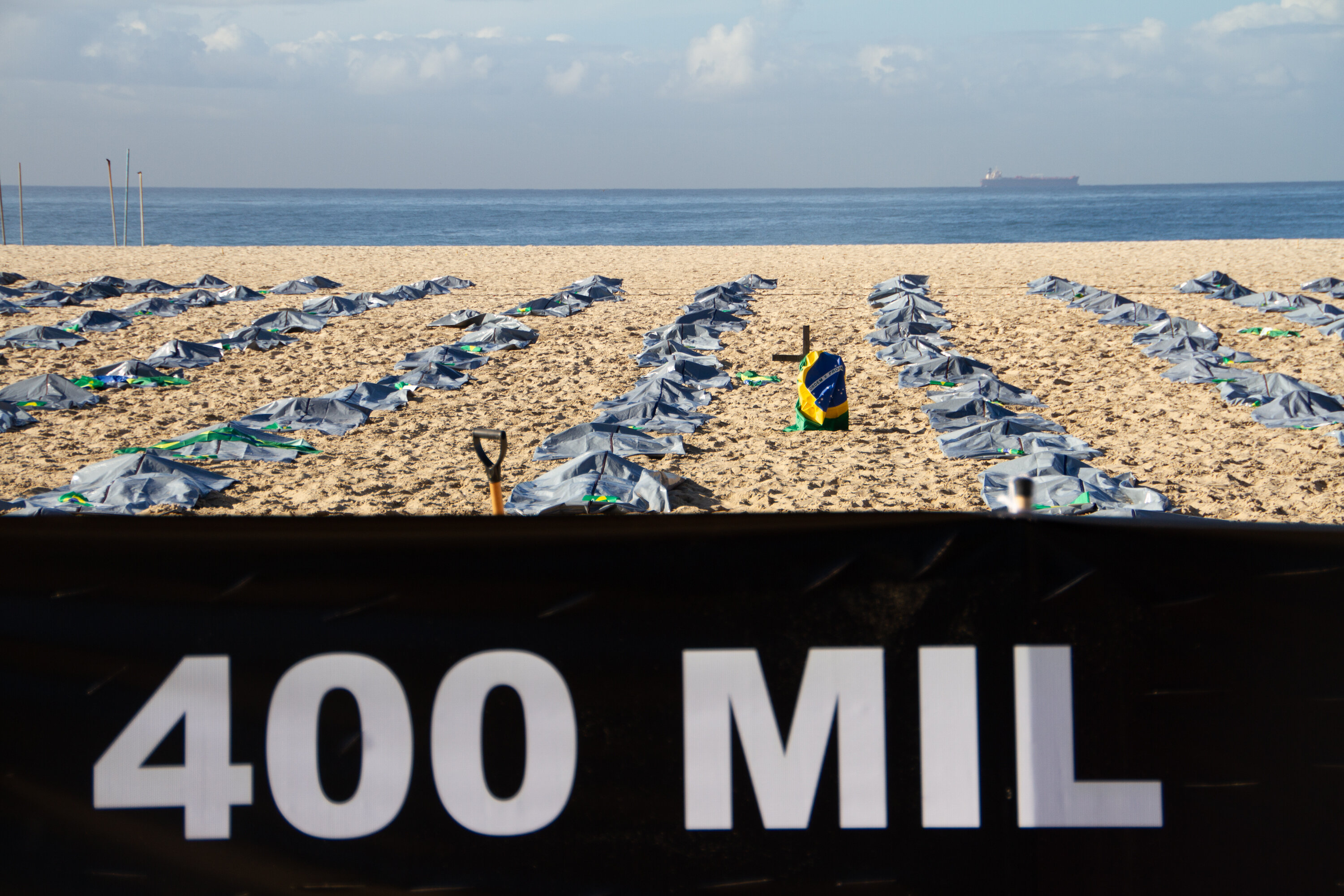 ONG Rio de Paz fez ato em Copacabana em memória aos 400 mil mortos pela covid-19