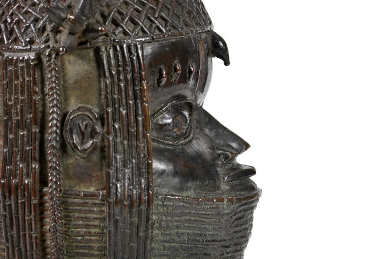 Peça revestida em bronze representando o obá de Benin, em Aberdeen, Escócia