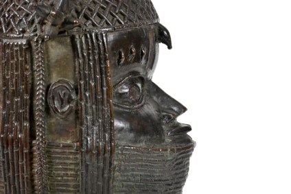 Peça revestida em bronze representando o obá de Benin, em Aberdeen, Escócia