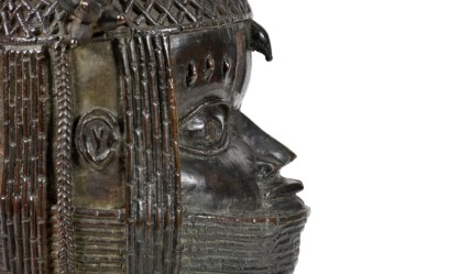 Peça revestida em bronze representando o obá de Benin, em Aberdeen, Escócia