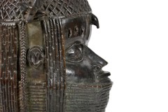 Peça revestida em bronze representando o obá de Benin, em Aberdeen, Escócia