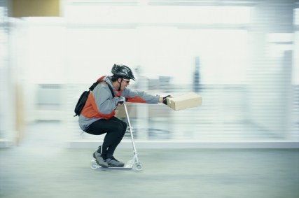 Pesso fazendo entrega com patinete (foto de arquivo)