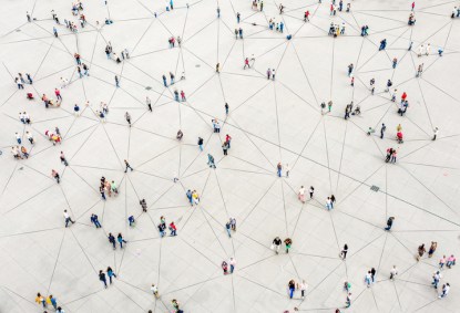  Vista aérea da multidão conectada por linhas