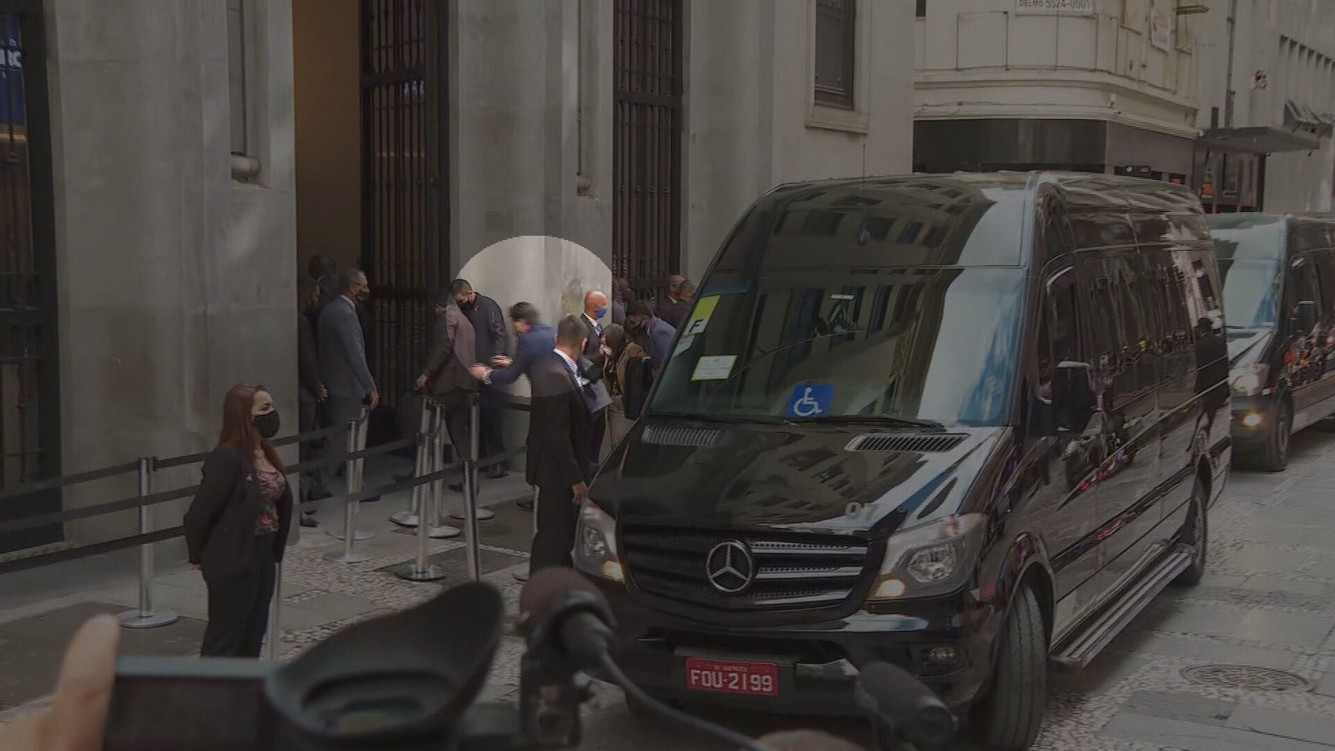 Manifestantes atiram ovos na comitiva de Jair Bolsonaro (30.abr.2021)