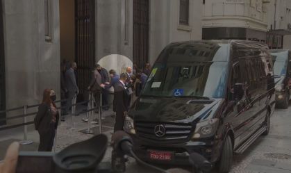 Manifestantes atiram ovos na comitiva de Jair Bolsonaro (30.abr.2021)