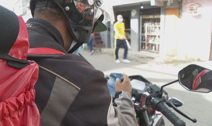 Moradores de favelas perdem emprego e veem apps de entregas como fonte de renda