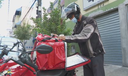 Apps de entregas são fonte de renda na pandemia (30.abr.2021)