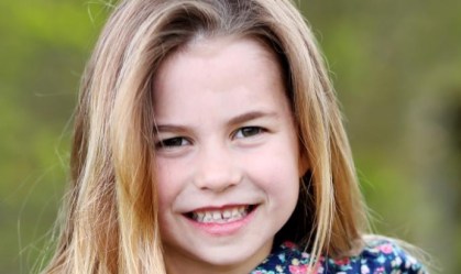 Príncipe William e Kate divulgam foto de aniversário de sua filha Charlotte