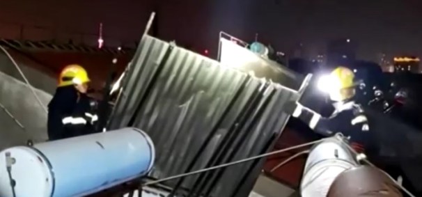 Bombeiros retiram entulho após tempestade de granizo na China