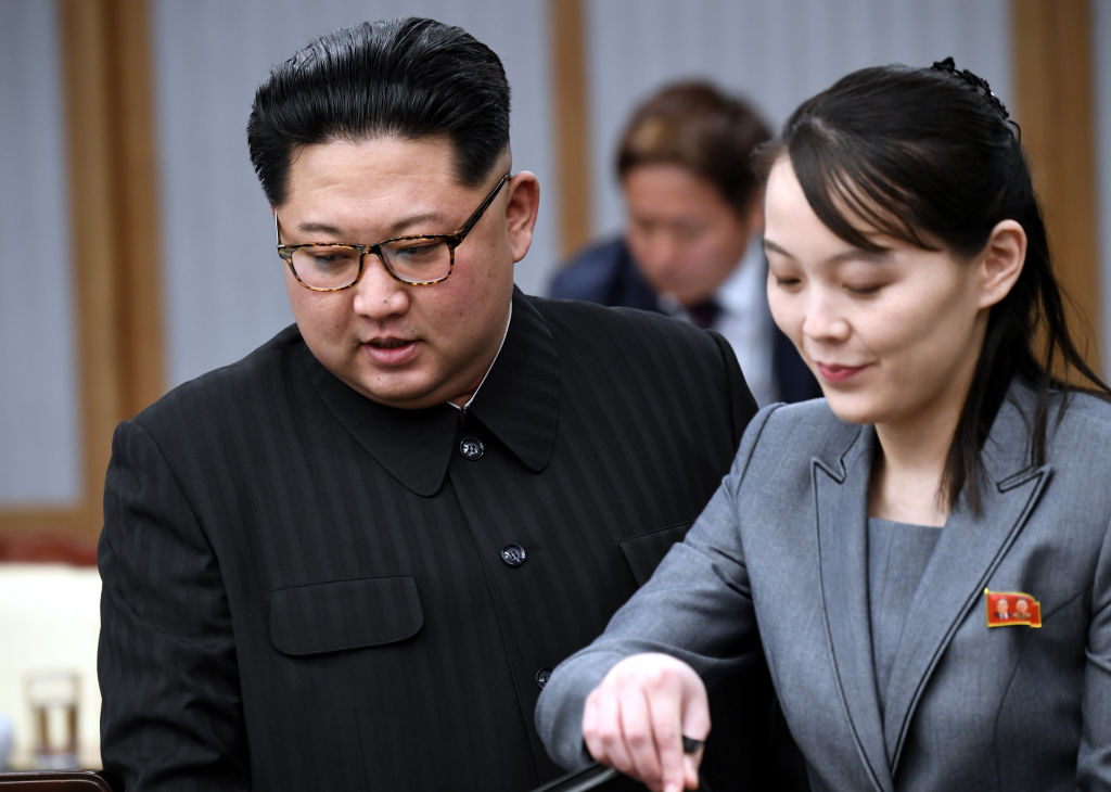 Kim Jong Un (esquerda) e sua irmã, Kim Yo Jong, em evento em 2018