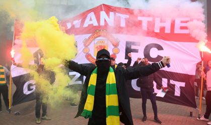 Torcedores do Manchester United invadem campo e protestam; jogo é adiado