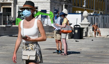 Órgão da UE recomenda que países autorizem entrada de estrangeiros imunizados