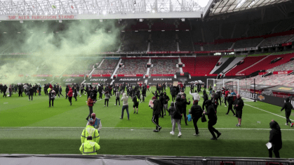 Torcedores do Manchester United invadem estádio em protesto contra proprietários