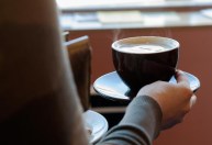 Especialista recomenda máximo de 4 xícaras de café para manter um bom sono