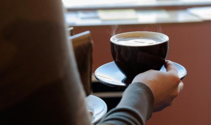 Especialista recomenda máximo de 4 xícaras de café para manter um bom sono