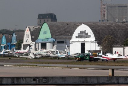 Aviões de pequeno porte estacionados no Campo de Marte, na zona norte de SP
