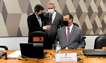 Randolfe Rodrigues, Renan Calheiros e Omar Aziz em reunião da CPI da Pandemia