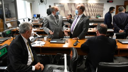 Senadores debatem em intervalo da CPI da Pandemia