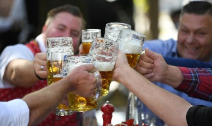 Alemanha volta a cancelar Oktoberfest devido à Covid-19