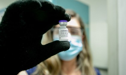 Profissional da saúde com doses da vacina Pfizer