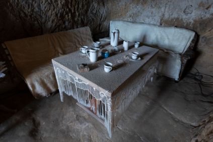 A mesa posta fica em uma caverna em Schäferberg, na Alemanha. A caverna de Lange