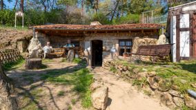 Turistas sentam-se em frente a uma caverna em Schäferberg. As moradias, esculpid