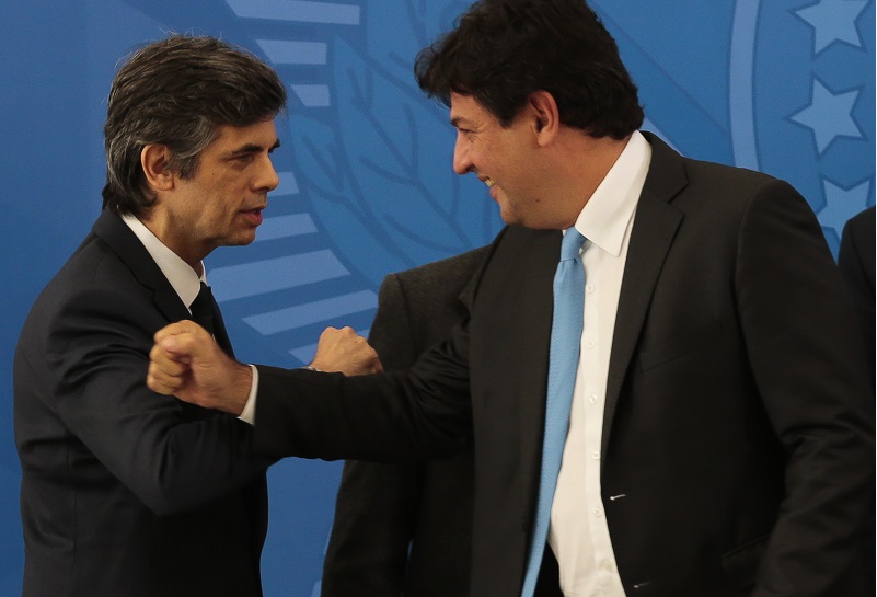 Os ex-ministros da Saúde Nelson Teich e Luiz Henrique Mandetta no Palácio do Pla