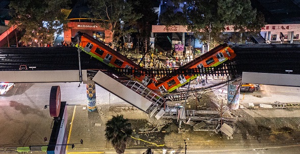 Uma vista aérea da cena após um trecho de uma linha de metrô desabar 
