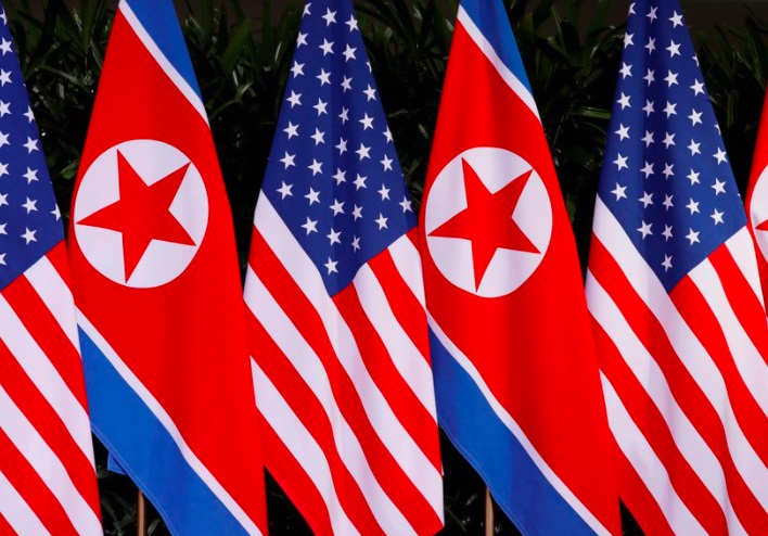 Bandeiras nacionais dos EUA e da Coreia do Norte 