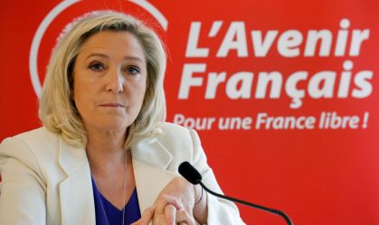 Política francesa Marine Le Pen é absolvida em julgamento sobre discurso de ódio