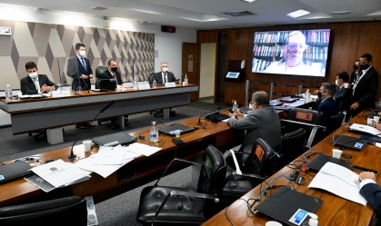 O senador Tasso Jereissati questiona o ex-ministro Luiz Henrique Mandetta