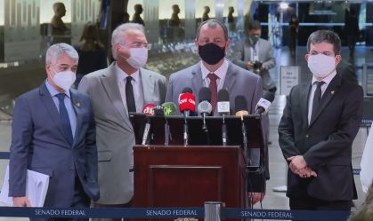 O presidente da CPI da Covid Omar Aziz (PSD-AM) e senadores em coletiva 