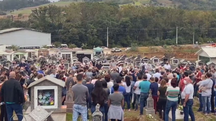 Sepultamento das vítimas de ataque à creche em Saudades, em Santa Catarina (05.mai.2021) / Foto: CNN Brasil