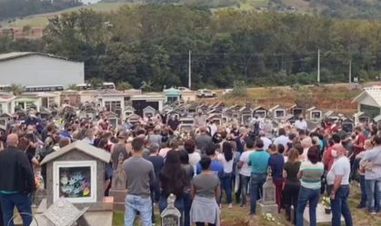 Vítimas de ataque a creche são enterradas em Saudades, em Santa Catarina
