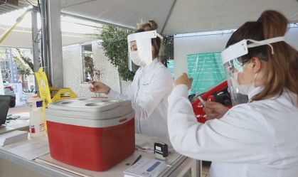 Vacina da Pfizer começa a ser aplicada em Porto Alegre