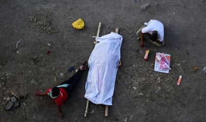 Com recorde diário de mortes e casos, Covid se espalha na área rural da Índia