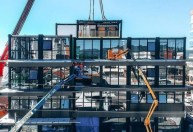 Edifício construído com ‘legos gigantes’ fica pronto em cem dias