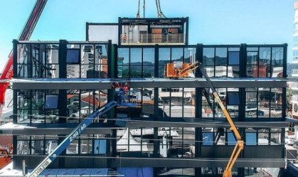 Edifício construído com 'legos gigantes' fica pronto em cem dias