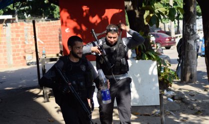 Um policial recebeu um tiro e acabou morrendo na operação.