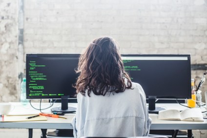 Mulher mexe com códigos de computação / desenvolvedor
