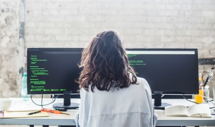 Mulher mexe com códigos de computação / desenvolvedor